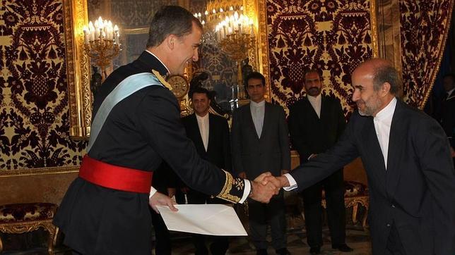 El Rey acredita por vez primera a un grupo de embajadores extranjeros