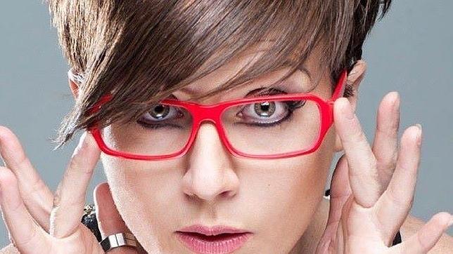 La temida crisis de los 32 es el eje central del monólogo de Sara Escudero