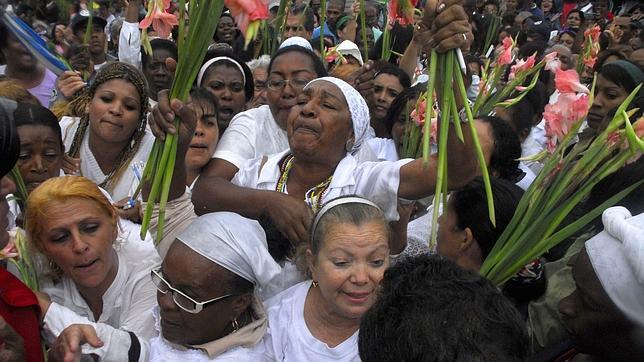 Damas de Blanco hostigadas por las llamadas Brigadas de Respuesta Rápida
