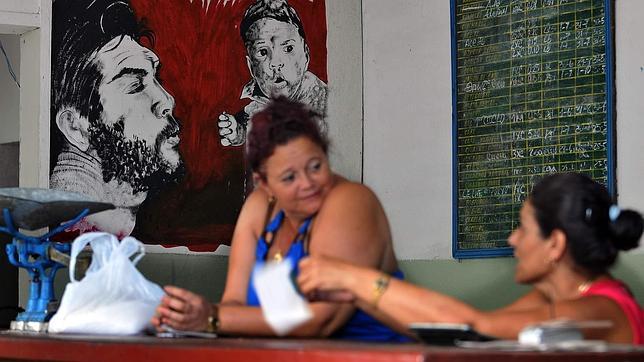 Dos mujeres conversan en una bodega en la ciudad de Santa Clara (centro de Cuba)