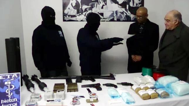 ETA dice haber desmantelado sus estructuras operativas, pero ni se disuelve ni entrega las armas