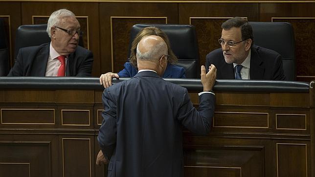 Duran Lleida conversa con el presidente del Gobierno, Mariano Rajoy, en el Congreso