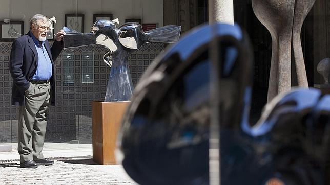 José Luis Fernández dice que su obra va más allá de esculpir los premios Goya