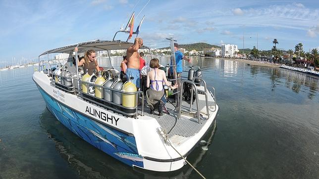 Un grupo de turistas se dispone a bucear en las praderas de posidonia de Ibiza