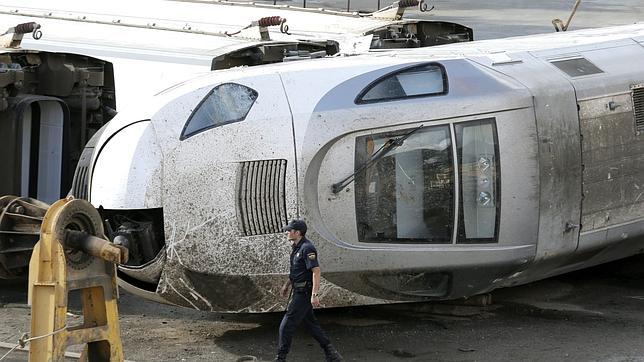 Un policía inspecciona el tren, horas después de su descarrilamiento