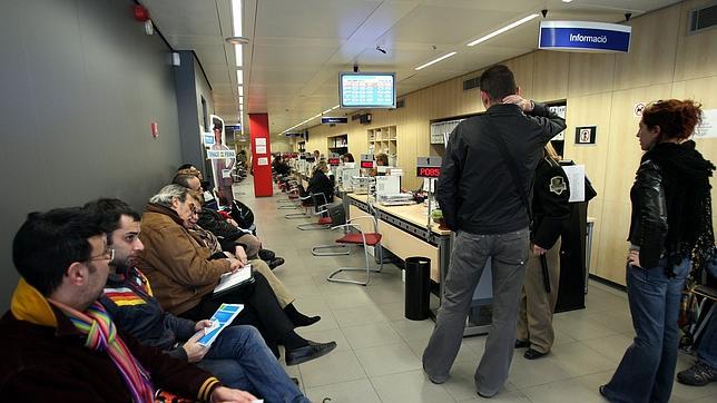 El paro baja en Cataluña en 69.700 personas