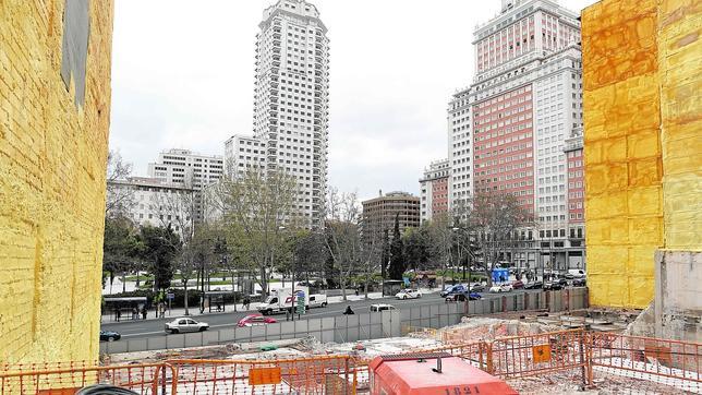 Un hotel de cuatro estrellas en un solar «tomado» por okupas