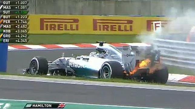 Fuego en el Mercedes de Lewis Hamilton