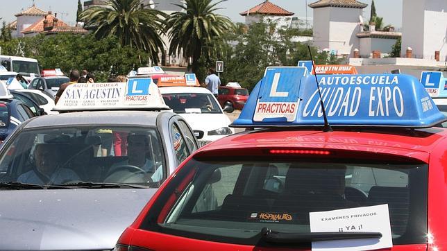 Conseguir el carné de conducir en Logroño cuesta 584 euros más que en Granada
