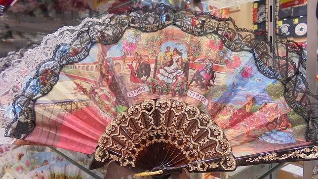 Espantar al calor, o al menos sofocarlo, es la misión de los abanicos, aunque si es con un toque patrio mejor