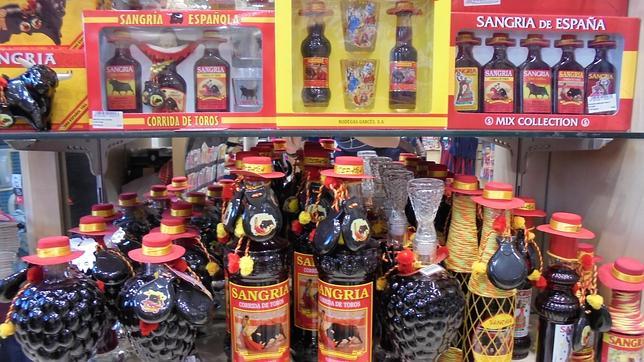 Lo importante de la sangría no es tanto su contenido, sino lo folclórico de sus botellas