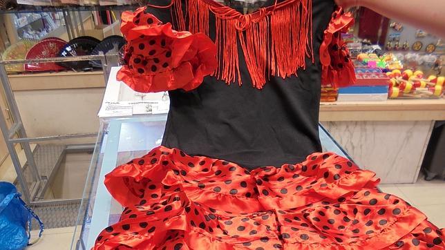 Muchas niñas que visitan nuestro país quieren sentirse flamencas gracias a estos vestidos