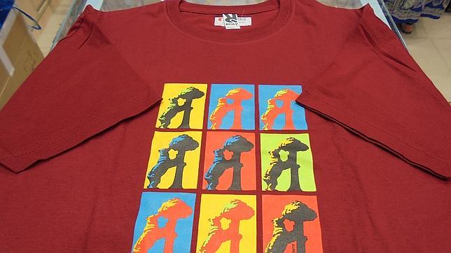 Las camisetas, por su bajo precio y utilidad, son los artículos más vendidos en muchas tiendas