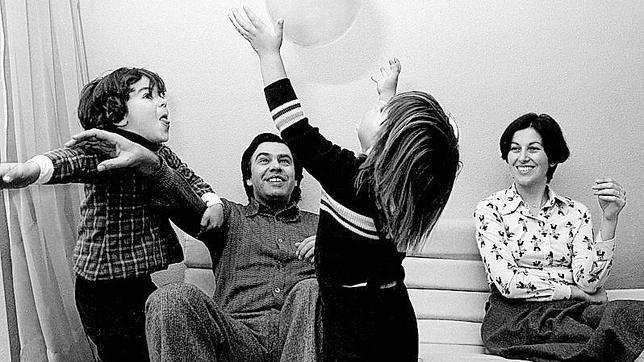 Felipe González acompañado de su familia en la década de los ochenta