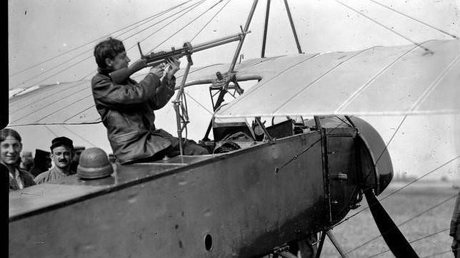 Los primeros modelos eran muy frágiles y llevaban pequeñas ametralladoras montadas sobre las alas
