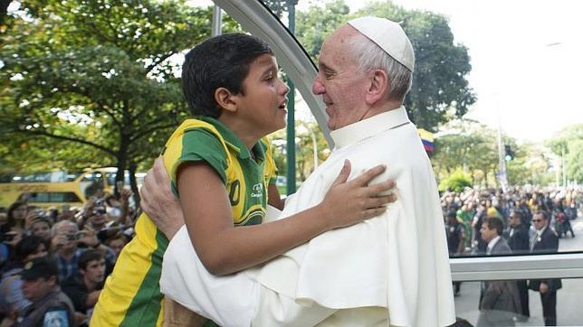 El Papa saluda a un niño a su llegada al parque de Quinta da Boa Vista, en Río de Janeiro, Brasil el pasado 26 de julio de 2013 durante Jornada Mundial de la Juventud
