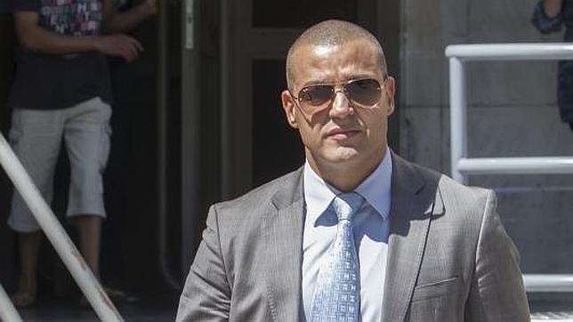 Flores deberá comparecer una vez por semana en el Juzgado en vez de cada día