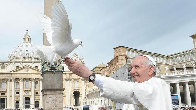 El Papa Francisco libera a dos palomas (símbolo del Espíritu Santo según la tradición cristiana) durante la audiencia pública de los miércoles