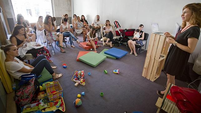 Aprenden a hacer negocios y se llevan a sus hijos a clase