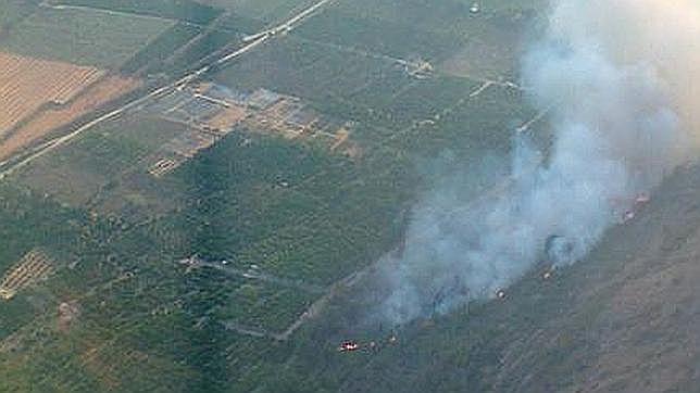 Extinguido el incendio intencionado de Alzira tras quemar once hectáreas