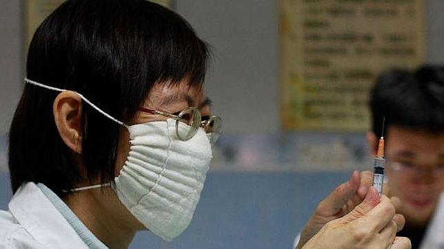 Un hombre va al médico por tener sangre en la orina y descubre que está menstruando