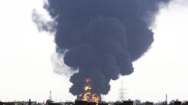 Italia enviará siete aviones para ayudar a extinguir el incendio en Trípoli