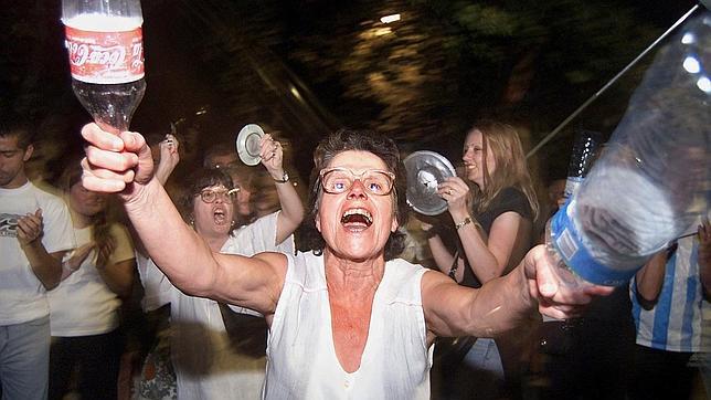Un cacerolazo cuando se decretó el corralito en 2002