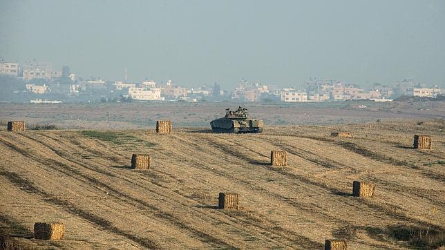 Un tanque israelí patrulla la frontera con Gaza