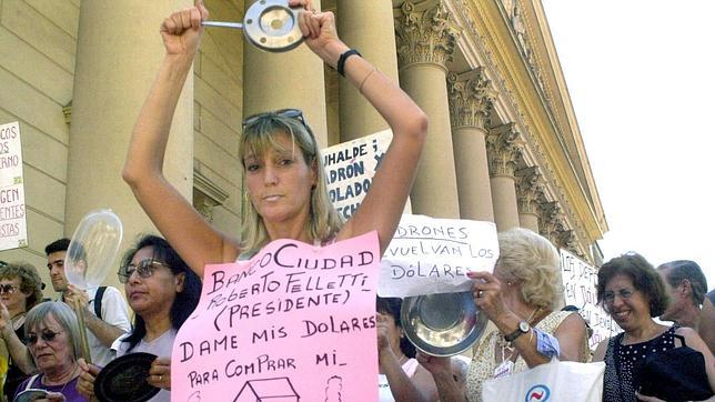 Grupo de ahorradores protestando en 2002 para reclamar su dinero tras decretarse el corralito