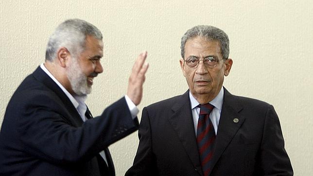 El líder de Hamás, Ismail Haniya (i), con el secretario general de la Liga Árabe en 2010.