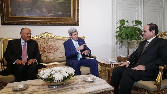 El secretario de Estado norteamericano, John Kerry, durante su entrevista en El Cairo con El Sisi