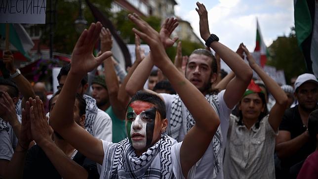 Jóvenes gazatíes se manifiestan contra la intervención israelí