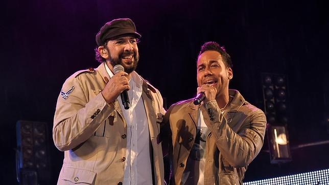 Romeo Santos (derecha), junto a Juan Luis Guerra (izquierda)