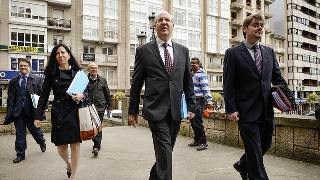 Un juez imputa a toda la junta de gobierno del bipartito orensano