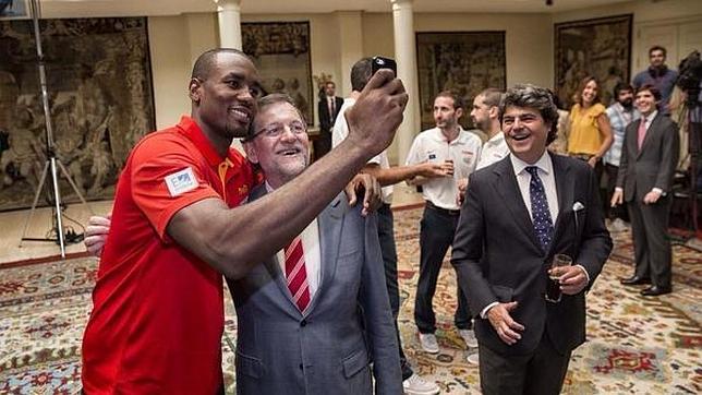 El «selfie» de Ibaka y Rajoy