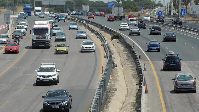 Más de 100 kilómetros de retenciones en las salidas de Madrid, Barcelona y Sevilla