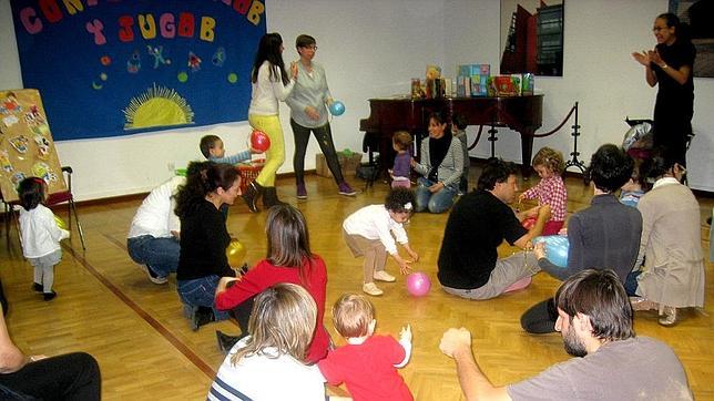 En la Bebeteca los padres estimulan la creatividad e inteligencia del bebé entre libros y juegos