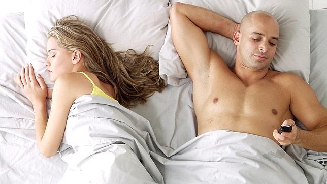 No hay que llevarse el móvil o el portátil a la cama