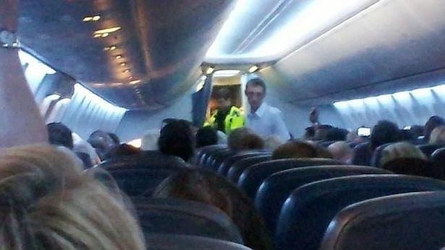Una mujer usa su pierna ortopédica como una cachiporra y ataca a la tripulación de un avión en pleno vuelo