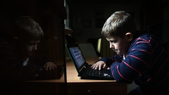 Dos detenidos y ocho imputados por acoso informático a una menor de Alicante