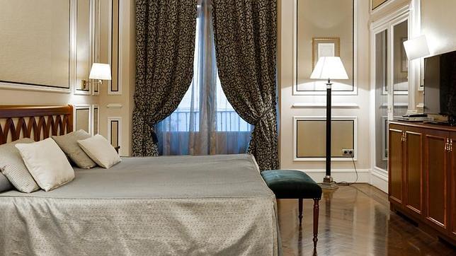 Una de las elegantes habitaciones con cama de matrimonio del hotel