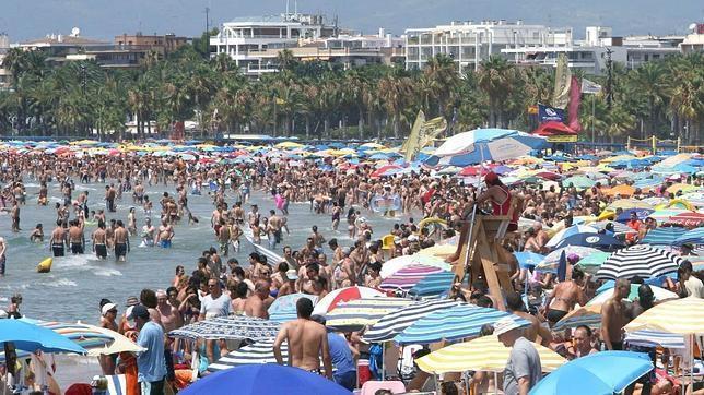 La playa de Salou, abarrotada durante la temporada de verano