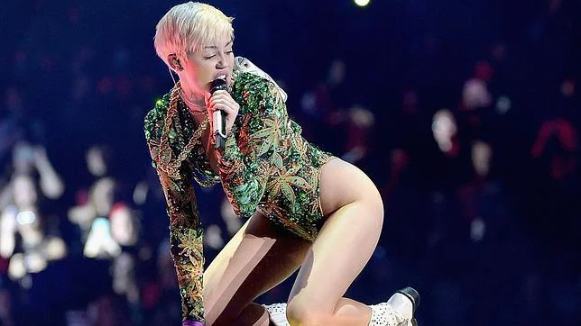 Miley Cyrus contrata a una médium para contactar con su perro Floyd