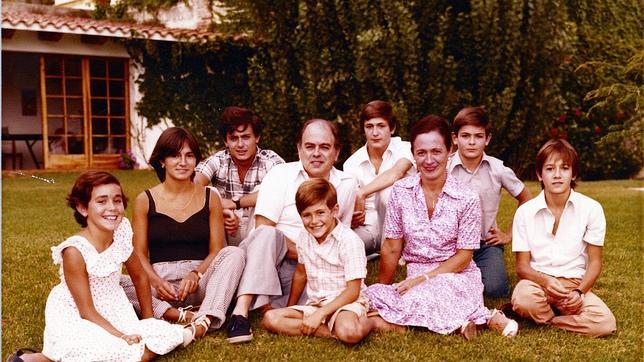 Fotografía de la familia de Jordi Pujol, con su mujer Marta Ferrusola y sus siete hijos, en el verano de 1979
