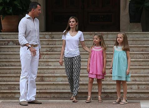 Doña Letizia, sencilla en los jardines de Marivent