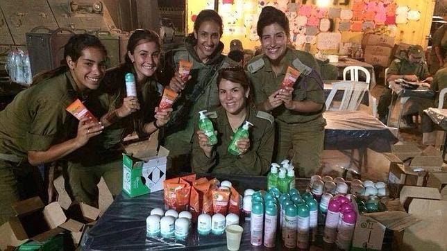 Los polémicos kits de belleza para las militares israelíes en el frente de Gaza