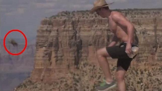 Ofrecen 15.000 dólares para encontrar al hombre que pateó a una ardilla en el Gran Cañón