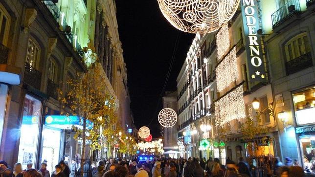 La calle Arenal decorada con adornos navideños
