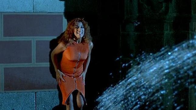 Carmen Maura, apoyada sobre los muros del Cuartel del Conde Duque, en la famosa escena de la Ley del Deseo