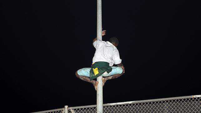 Unos 200 subsaharianos intentan, sin éxito, entrar a Melilla a través de la valla